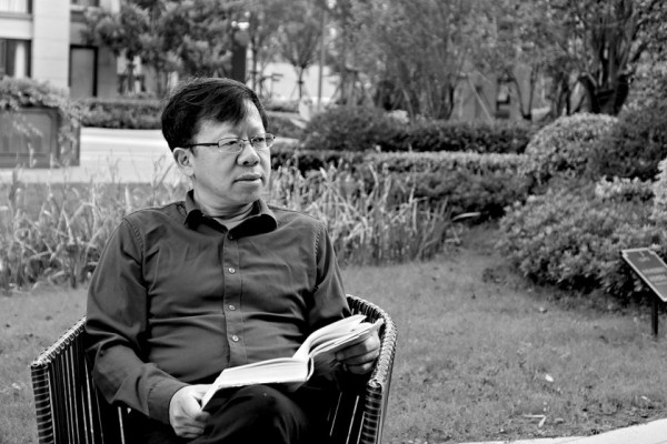 龐余亮，1967年生，現(xiàn)居江蘇靖江。著有長(zhǎng)篇小說(shuō)《薄荷》《丑孩》《有的人》《小不點(diǎn)的大象課》《神童左右左》(系列小說(shuō))《看我七十三變》《我們都愛(ài)丁大圣》，散文集《半個(gè)父親在疼》《小先生》《小蟲(chóng)子》《頑童馴師記》《紙上的憂傷》，小說(shuō)集《為小弟請(qǐng)安》《擒賊記》《鼎紅的小愛(ài)情》《你們遇上了好辰光》《出嫁時(shí)你哭不哭》，詩(shī)集《比目魚(yú)》《報(bào)母親大人書(shū)》《五種疲倦》，童話集《銀鐲子的秘密》《躲過(guò)九十九次暗殺的螞蟻小朵》等。曾獲得第八屆魯迅文學(xué)獎(jiǎng)、第七屆柔剛詩(shī)歌年獎(jiǎng)、第五屆漢語(yǔ)詩(shī)歌雙年十佳、第十三屆萬(wàn)松浦文學(xué)獎(jiǎng)、江蘇省紫金山文學(xué)獎(jiǎng)、第二屆孫犁散文獎(jiǎng)雙年獎(jiǎng)、第二屆揚(yáng)子江詩(shī)學(xué)獎(jiǎng)、第九屆冰心散文獎(jiǎng)等。