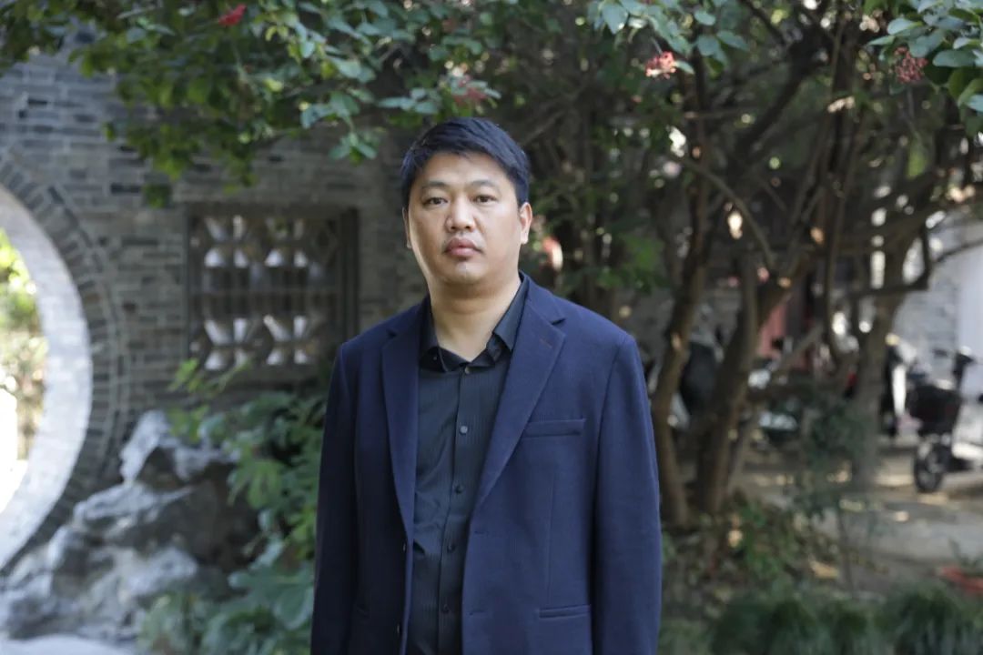 周榮池   江蘇高郵人，揚州市青年作家，現(xiàn)為揚州市作家協(xié)會第五屆理事會主席。著有長篇小說《絕境》《李光榮當村官》《單厙》，散文集《隱秘的風景》《草木故園》《村莊對我守口如瓶》等，獲第四屆汪曾祺文學獎、第二十屆百花文學獎散文獎。
