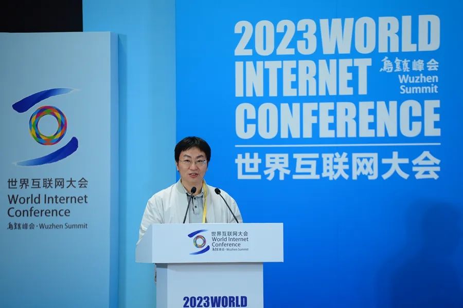 圖為網(wǎng)絡(luò)作家代表愛潛水的烏賊作主旨演講。（新華網(wǎng) 陳競超 攝）