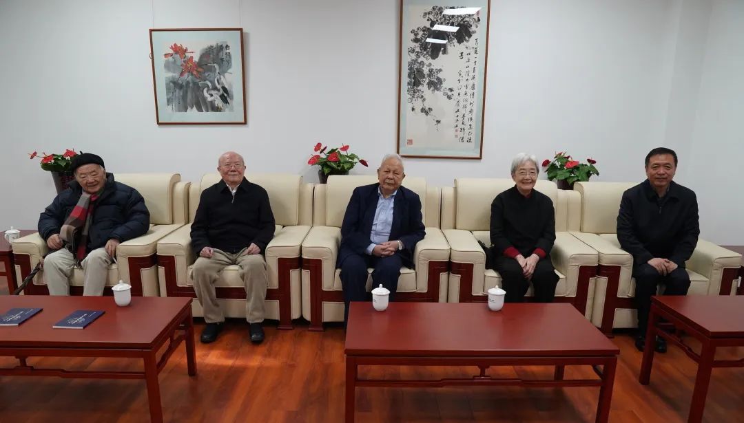 左起：錢理群、嚴家炎、謝冕、盧曉蓉、張宏森
