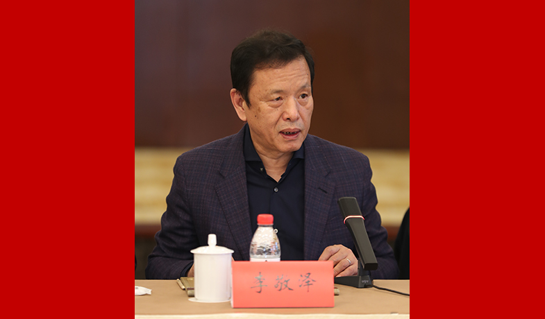 中國(guó)作協(xié)黨組成員、副主席、書(shū)記處書(shū)記李敬澤主持會(huì)議