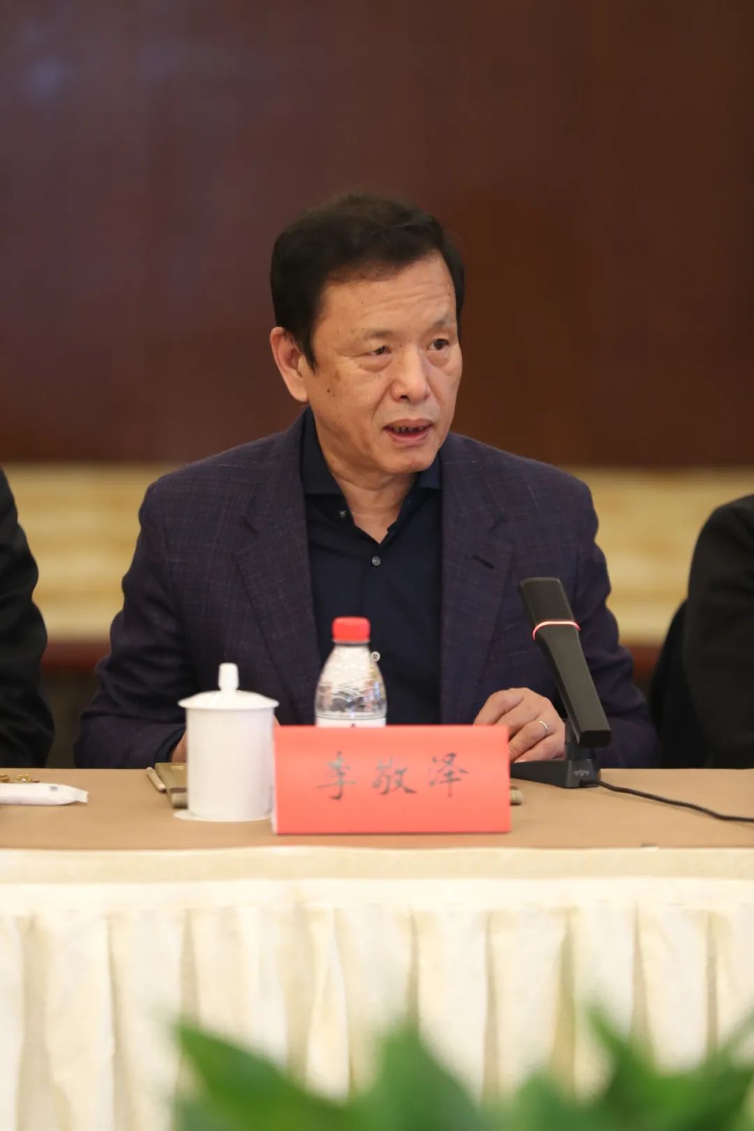 中國作協(xié)黨組成員、副主席、書記處書記李敬澤主持會議
