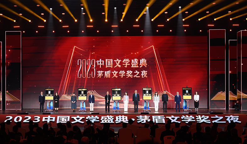 編輯與5位獲獎(jiǎng)作家共同上臺，在鐫刻有獲獎(jiǎng)書名、獲獎(jiǎng)作者、編輯姓名的書型裝置上留下金色手印
