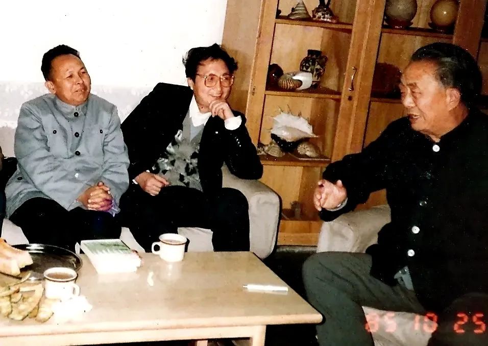 1985年，孫紹振(中間)與謝冕(左一)、艾青(右一)
