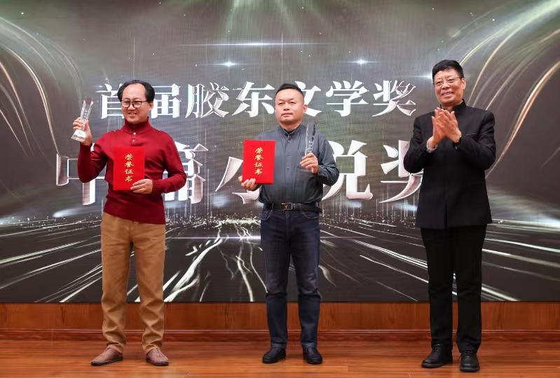 中國作家協(xié)會(huì)主席團(tuán)委員、辦公廳主任  著名作家、評(píng)論家李一鳴（右一）  為中篇小說獎(jiǎng)獲得者衣向東、王昆頒獎(jiǎng)