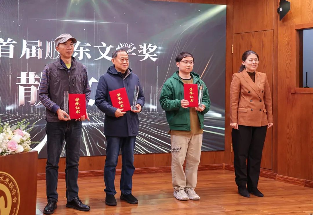 煙臺(tái)市副市長隋子林（右一）  為散文獎(jiǎng)獲得者耿立、綦國瑞  郭發(fā)仔（代領(lǐng)）頒獎(jiǎng)