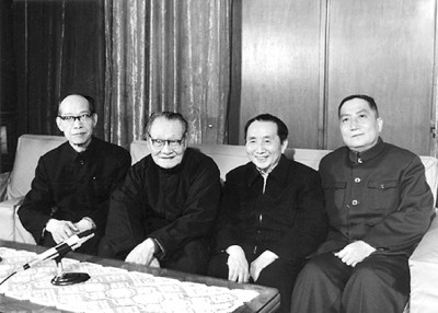 1987年，呂驥（右2）與文藝家鐘敬文（左2）、賈芝（左1）、羅揚(yáng)在一起。作者供圖
