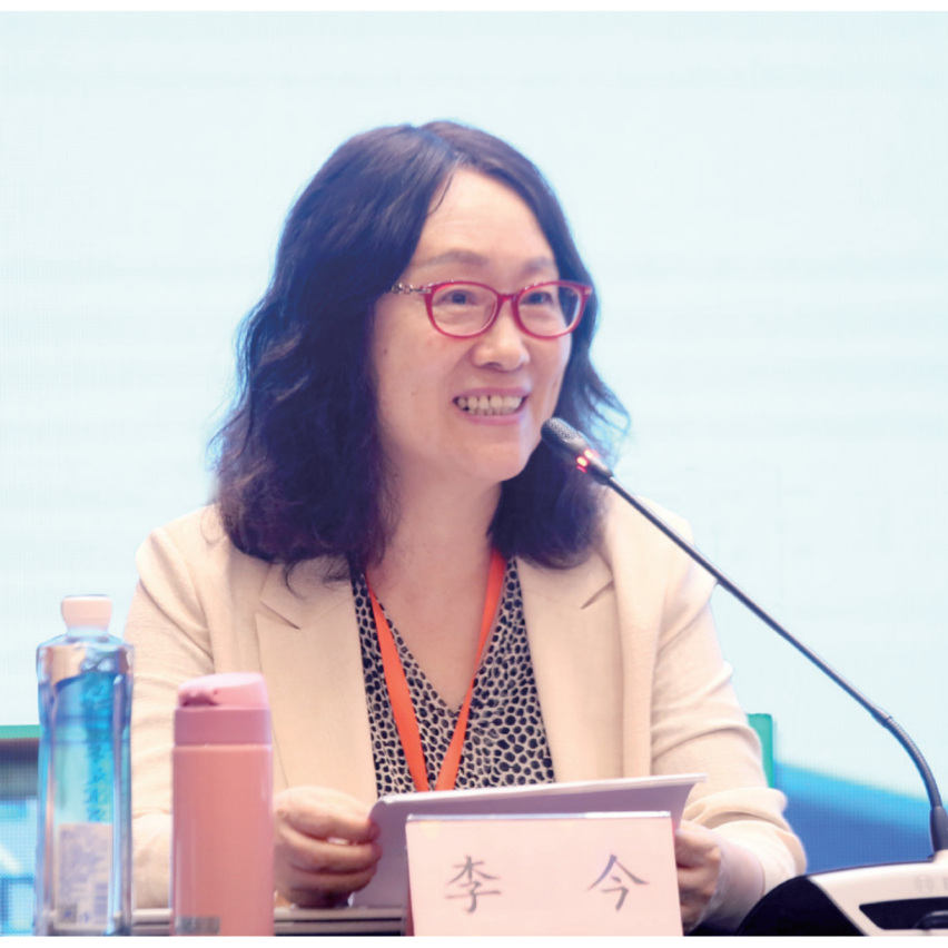 李今 中國人民大學(xué)文學(xué)院教授，主要從事中國現(xiàn)當(dāng)代文學(xué)、漢譯文學(xué)研究。著有《個人主義與五四新文學(xué)》《海派小說與現(xiàn)代都市文化》《三四十年代蘇俄漢譯文學(xué)論》《二十世紀(jì)中國翻譯文學(xué)史（第3卷）》《意義的生成一一現(xiàn)代中國文學(xué)作品細(xì)讀集》《魯濱孫變形記：漢譯文學(xué)改寫現(xiàn)象研究》等；譯有利里安·弗斯特《浪漫主義》、R.L.布魯特《論幻想與想象》；主編《漢譯文學(xué)序集》（18卷）；主持國家社科基金重大項(xiàng)目“現(xiàn)代漢譯文學(xué)編年考錄（期刊編，1896—1949）”并主編其數(shù)據(jù)庫。