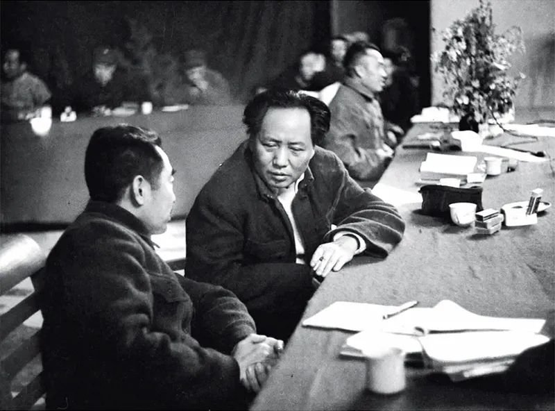 1945年召開的黨的七大，確立毛澤東思想為黨的指導(dǎo)思想，使全黨在思想上政治上組織上達(dá)到空前統(tǒng)一和團(tuán)結(jié)。圖為毛澤東、周恩來、朱德同志在七大主席臺上。 新華社發(fā)