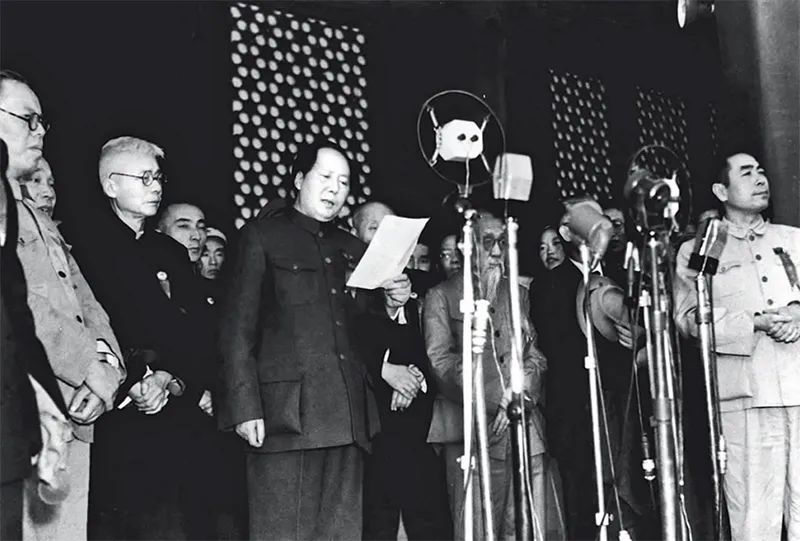 1949年10月1日下午3時(shí)，開國大典在天安門廣場隆重舉行。毛澤東同志莊嚴(yán)宣告：“中華人民共和國中央人民政府今天成立了?！?新華社發(fā)