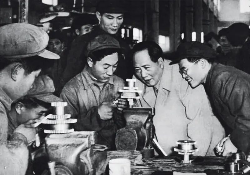 毛澤東同志作為中國現(xiàn)代化事業(yè)的開拓者，一生都在為中國這樣一個古老的東方大國實(shí)現(xiàn)現(xiàn)代化而上下求索，建立了不朽功勛。圖為1956年，毛澤東同志視察天津拖拉機(jī)廠（資料圖片）。