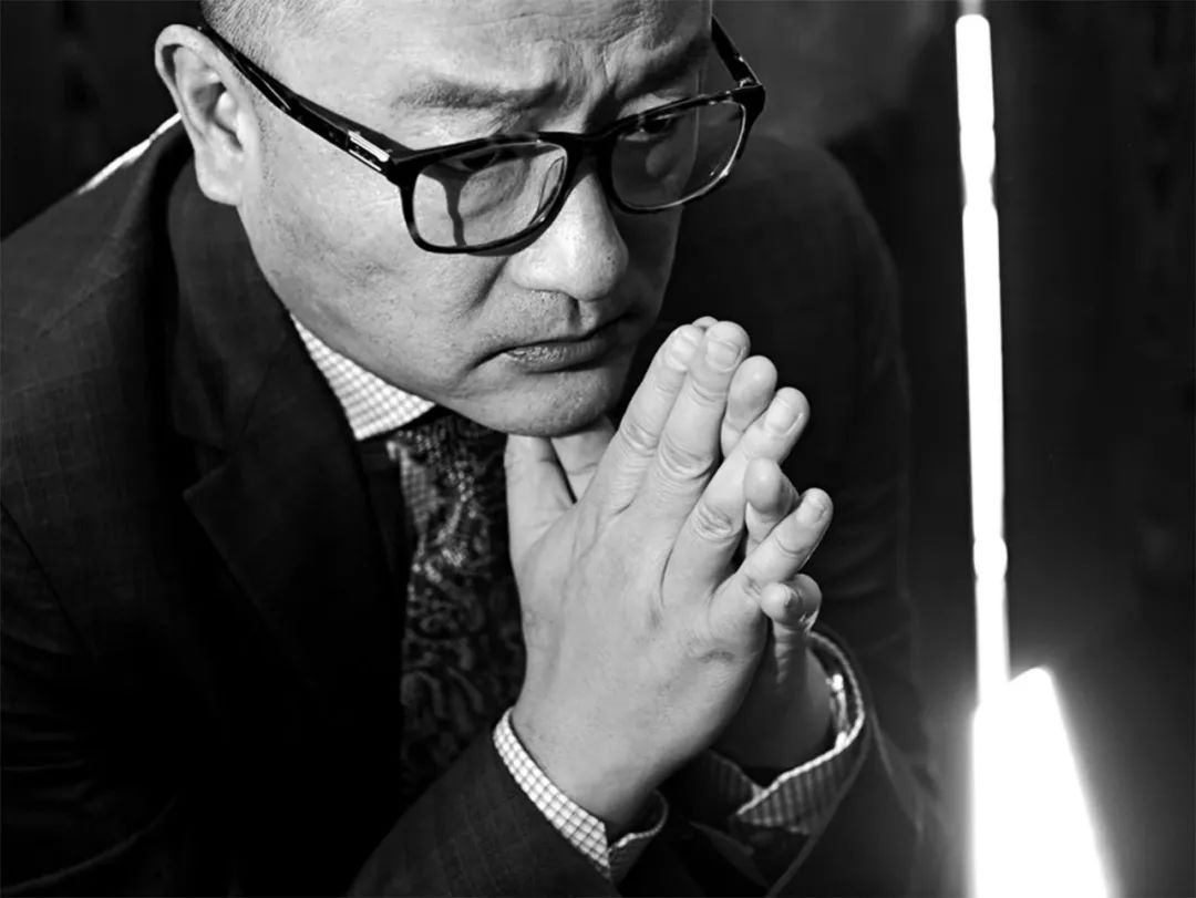 王小帥，中國獨(dú)立電影先鋒導(dǎo)演、編劇，畢業(yè)于北京電影學(xué)院導(dǎo)演系?！肚嗉t》《左右》《地久天長》《闖入者》等代表作在戛納、柏林、威尼斯等國際影展屢獲殊榮，是最具國際影響力的中國導(dǎo)演之一。曾獲柏林電影節(jié)最佳編劇獎(jiǎng)，著有散文書信集《薄薄的故鄉(xiāng)》。