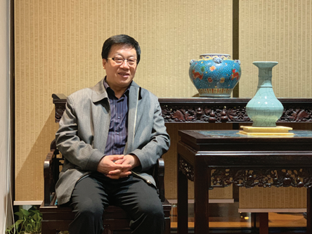 張平，生于西安。歷任山西省作家協(xié)會(huì)主席、中國(guó)作協(xié)副主席、中國(guó)文聯(lián)副主席等。曾任山西省副省長(zhǎng)、民盟中央副主席等職。主要作品有《祭妻》《姐姐》《孤兒淚》《法撼汾西》《天網(wǎng)》《兇犯》《紅雪》《抉擇》《十面埋伏》《國(guó)家干部》《重新生活》《生死守護(hù)》等，獲茅盾文學(xué)獎(jiǎng)、國(guó)家圖書獎(jiǎng)等。長(zhǎng)篇作品均被改編為電影、電視連續(xù)劇并多次獲獎(jiǎng)。作品已譯入英、法、俄、日、葡等多國(guó)文字。