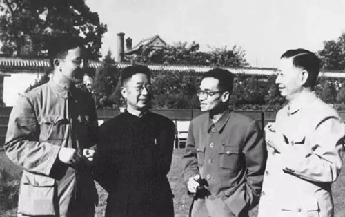 華羅庚（左一）、老舍（左二）、梁思成（右二）、梅蘭芳（右一）的合影