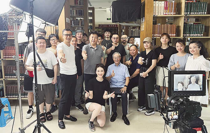 總導(dǎo)演、制片人閆東率《重慶談判》攝制組采訪原中共中央黨史研究室副主任章百家