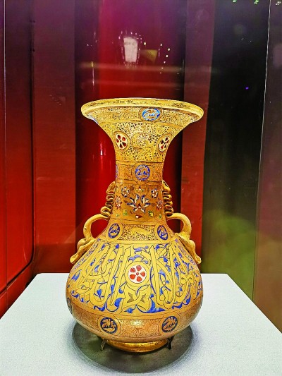 元明時(shí)期的玻璃彩繪描金雙耳瓶（“歷史之遇——中國與西亞古代文明交流展”展品） 本報(bào)記者李韻攝/光明圖片