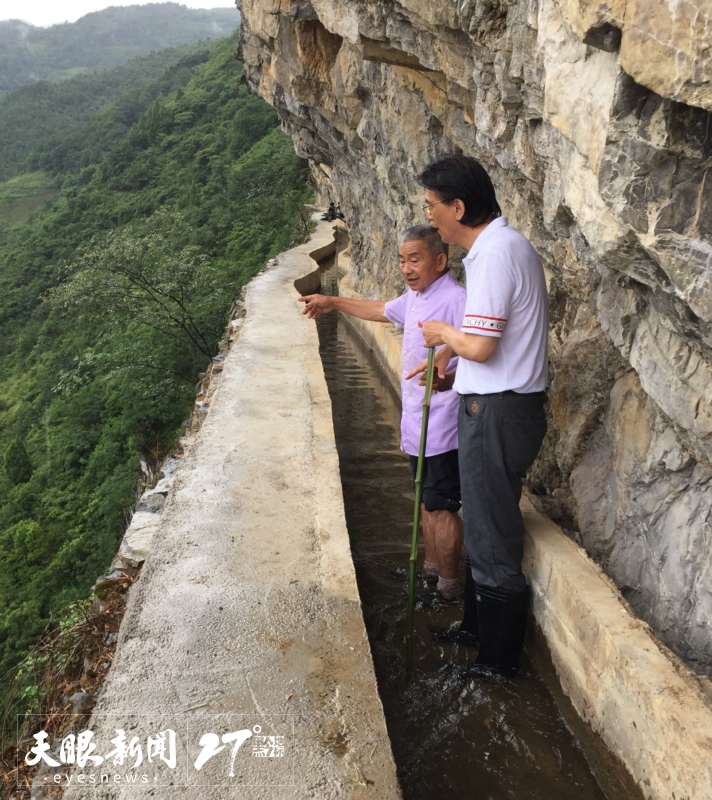 何建明（右）和黃大發(fā)（左）在“天渠”踏訪。受訪者供圖