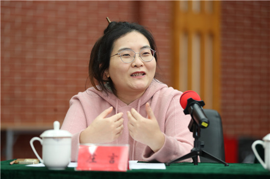 自由發(fā)言環(huán)節(jié)，“兩新”作家們暢所欲言、熱烈討論