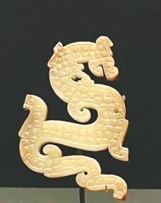 戰(zhàn)國龍形玉飾。 海南日?qǐng)?bào)記者 王赫 攝