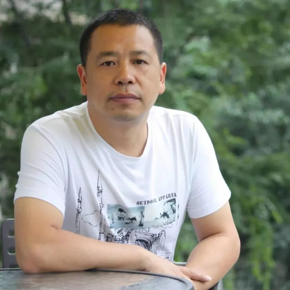 盧一萍  中國作家協(xié)會會員，曾任成都軍區(qū)文藝創(chuàng)作室副主任，2016年退役，現(xiàn)為成都文學(xué)院簽約作家。著有長篇小說《白山》《激情王國》《我的絕代佳人》，小說集《帕米爾情歌》《天堂灣》《父親的荒原》《名叫月光的駿馬》《大震》《無名之地》，長篇紀實文學(xué)《八千湘女上天山》《祭奠阿里》，隨筆集《世界屋脊之書》等作品三十余部。曾獲中宣部“五個一工程”獎、解放軍文藝獎、四川文學(xué)獎、《上海文學(xué)》獎等獎項，入選收獲文學(xué)榜、芙蓉文學(xué)雙年榜。