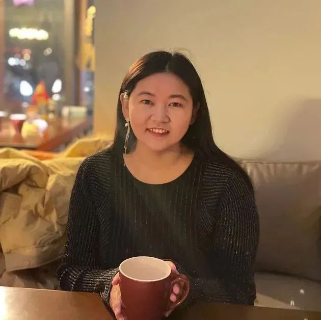 孔呂磊  孔呂磊，女，1993年生，陜西吳堡人。有散文、詩歌、評論等發(fā)表于《人民文學(xué)》《美文》《作家》《散文》《新文學(xué)評論》等刊物。從事文學(xué)編輯工作多年，責(zé)編圖書獲多種獎項?，F(xiàn)為《小說評論》編輯。