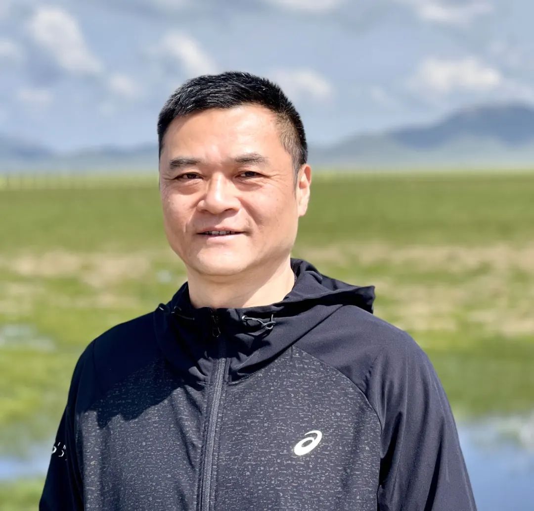 王嘯峰：一九六九年出生，蘇州人。在《人民文學(xué)》《收獲》《青年文學(xué)》《十月》《花城》《鐘山》等刊發(fā)表作品逾百萬(wàn)字，被《小說(shuō)選刊》《小說(shuō)月報(bào)》等多家選刊轉(zhuǎn)載。出版散文集《蘇州煙雨》《吳門夢(mèng)憶》，小說(shuō)集《虎嗅》《通古斯記憶》《隱秘花園》《浮生流年》等。曾獲紫金山文學(xué)獎(jiǎng)、《鐘山》文學(xué)獎(jiǎng)、葉圣陶文學(xué)獎(jiǎng)等獎(jiǎng)項(xiàng)。