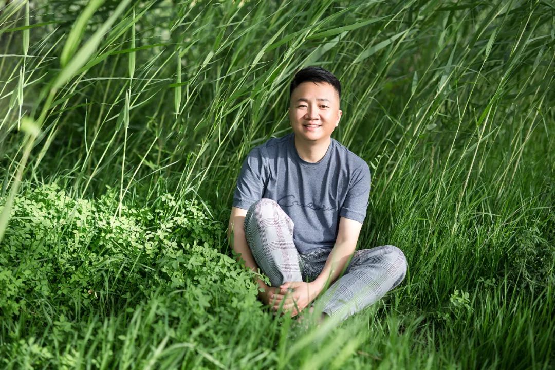 韓松落，著有《春山夜行》《我口袋里的星辰如沙礫》《竊美記》《為了報仇看電影》《我們的她們》等，出版音樂專輯《靠記憶過冬的鳥》。曾擔(dān)任華語電影傳媒大獎、平遙國際電影展、迷影精神賞等多項電影獎評委。曾獲第二屆“短篇小說雙年獎”首獎、刀鋒圖書獎等獎項。