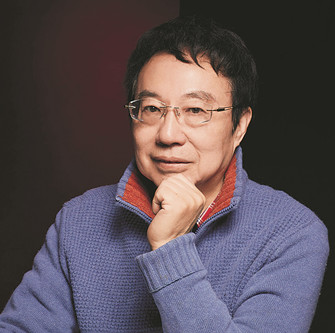 丁帆，南京大學(xué)文學(xué)院教授。曾任國務(wù)院學(xué)位委員會中文學(xué)科組第四、第五屆學(xué)科評議組成員，中國社會科學(xué)中文學(xué)科評審委員。有論著二十余部，另著有散文隨筆集十余部