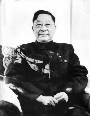 50年代末，老舍在北京寓所客廳。