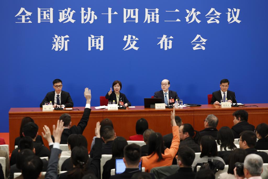 3月3日，全國政協(xié)十四屆二次會議新聞發(fā)布會在北京人民大會堂舉行。大會新聞發(fā)言人劉結(jié)一向中外媒體介紹本次大會有關(guān)情況并回答記者提問。這是記者在發(fā)布會上舉手提問。新華社記者 金立旺 攝