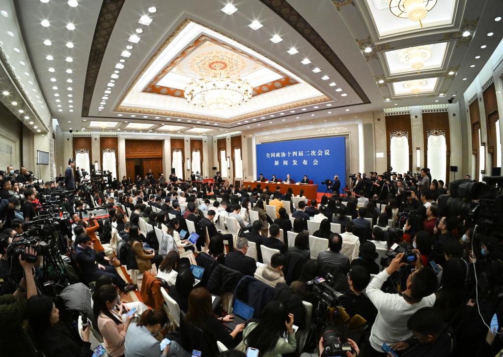 3月3日，全國政協(xié)十四屆二次會議新聞發(fā)布會在北京人民大會堂舉行。大會新聞發(fā)言人劉結(jié)一向中外媒體介紹本次大會有關(guān)情況并回答記者提問。?新華社記者 陳曄華 攝