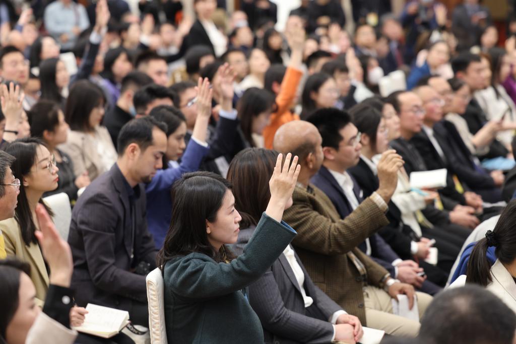 3月3日，全國政協(xié)十四屆二次會議新聞發(fā)布會在北京人民大會堂舉行。大會新聞發(fā)言人劉結(jié)一向中外媒體介紹本次大會有關(guān)情況并回答記者提問。這是記者在發(fā)布會上舉手提問。?新華社記者 邢廣利 攝