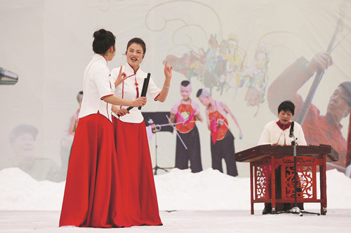 2月21日，演員在河南省平頂山市寶豐縣馬街書會表演河南墜子《咱們的中國節(jié)》。 （新華社發(fā) 何五昌 攝）