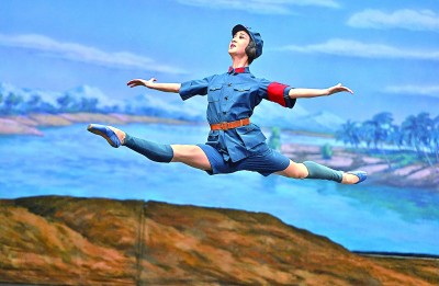 3月2日，演員在表演芭蕾舞劇《紅色娘子軍》。新華社記者 郭程攝