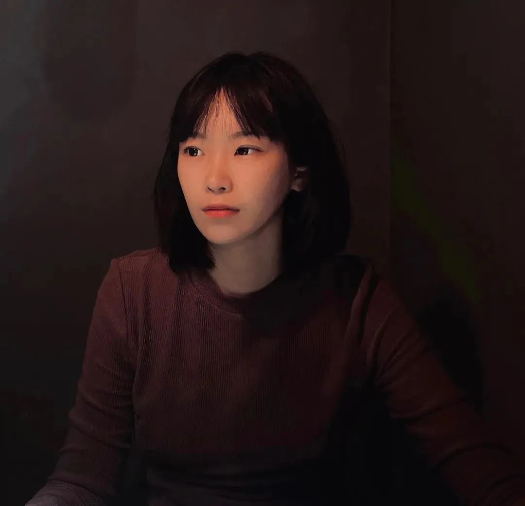 楊知寒，生于1994，作品見于《人民文學(xué)》《當(dāng)代》《花城》等，獲人民文學(xué)新人獎(jiǎng)、華語青年作家獎(jiǎng)、寶珀理想國文學(xué)獎(jiǎng)、“《鐘山》之星"年度青年作家獎(jiǎng)等。出版小說集《一團(tuán)堅(jiān)冰》《黃昏后》。