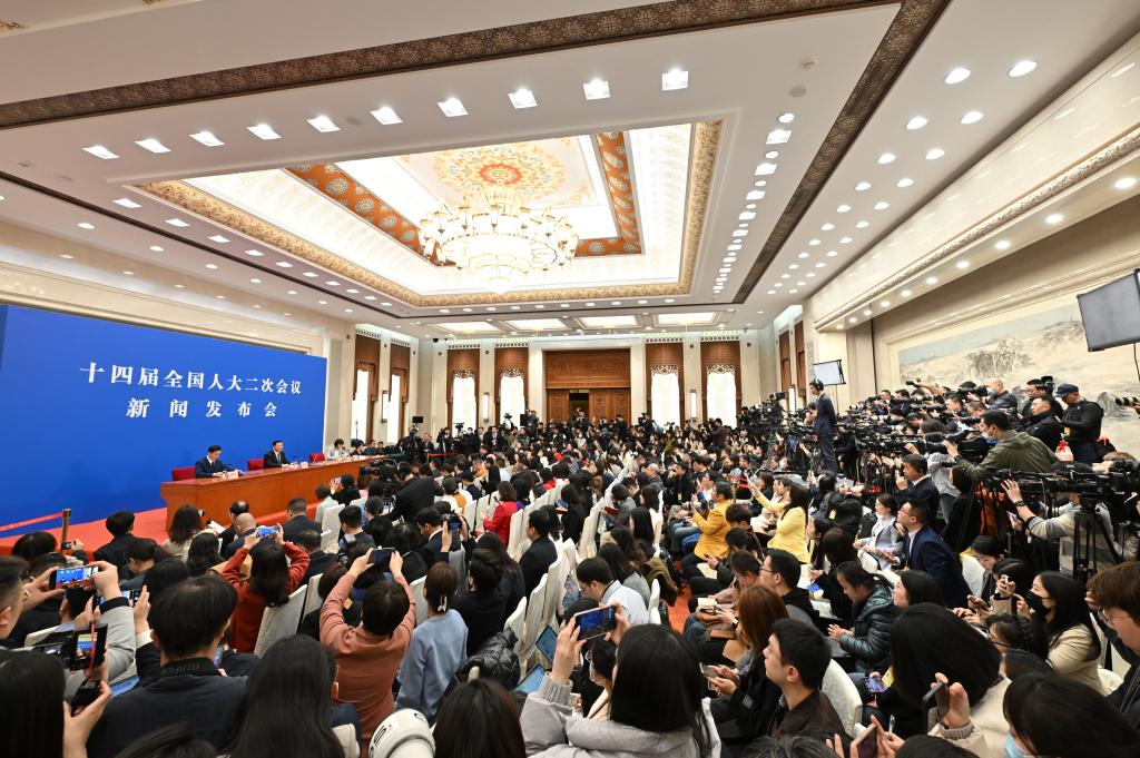 3月4日，十四屆全國人大二次會議在北京人民大會堂舉行新聞發(fā)布會。大會發(fā)言人婁勤儉就大會議程和人大工作相關(guān)問題回答中外記者的提問。 新華社記者 才揚(yáng) 攝