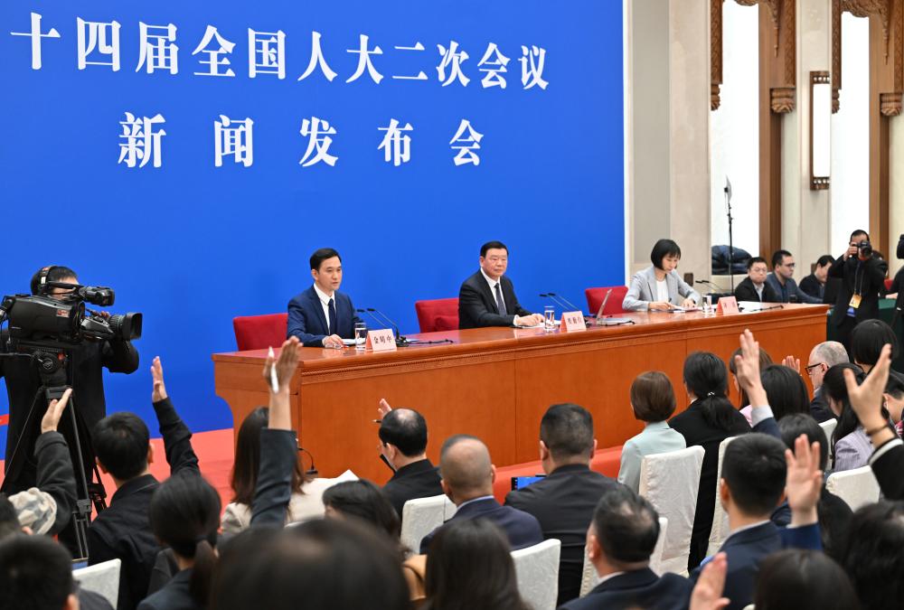 3月4日，十四屆全國人大二次會議在北京人民大會堂舉行新聞發(fā)布會。大會發(fā)言人婁勤儉就大會議程和人大工作相關(guān)問題回答中外記者的提問。這是記者舉手提問。 新華社記者 才揚(yáng) 攝