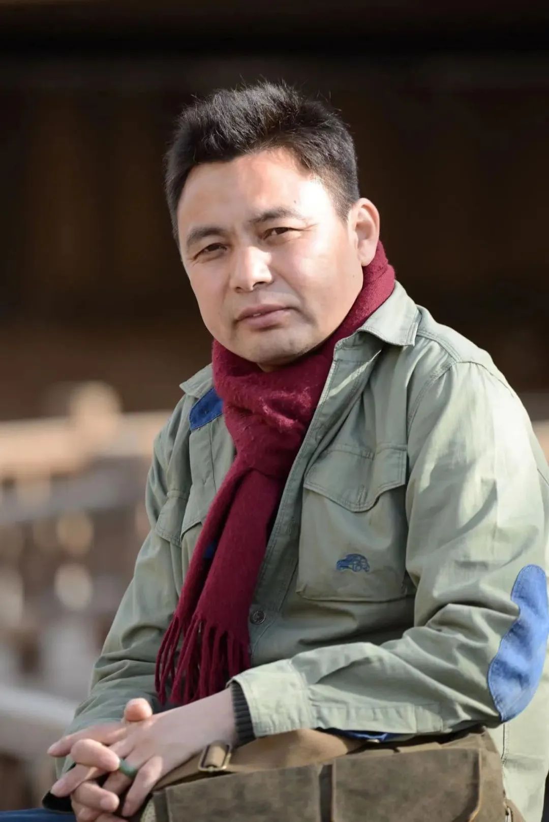 龍仁青，先后在《人民文學(xué)》《中國(guó)作家》《十月》《民族文學(xué)》《青年文學(xué)》等刊發(fā)表原創(chuàng)、翻譯作品四百余萬(wàn)字，出版《光榮的草原》《咖啡與酸奶》《孔雀翎上的雪峰》等作品三十余部。作品曾獲全國(guó)少數(shù)民族文學(xué)創(chuàng)作“駿馬獎(jiǎng)”、漢語(yǔ)文學(xué)“女評(píng)委”大獎(jiǎng)、三毛散文獎(jiǎng)、青海文學(xué)藝術(shù)獎(jiǎng)等，多次被《小說(shuō)月報(bào)》《小說(shuō)選刊》《散文選刊》《散文海外版》等轉(zhuǎn)載，入選《中國(guó)短篇小說(shuō)年選》《中國(guó)散文20家》等多種年度選本。部分作品被譯為英、意、日等國(guó)文字。