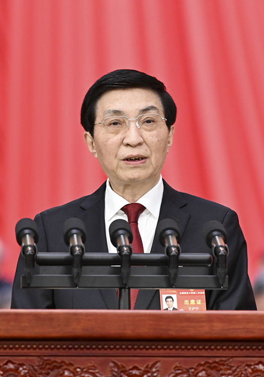 3月4日下午，中國人民政治協(xié)商會議第十四屆全國委員會第二次會議在北京人民大會堂開幕。這是全國政協(xié)主席王滬寧代表政協(xié)第十四屆全國委員會常務(wù)委員會，向大會報告工作。 新華社記者 饒愛民 攝