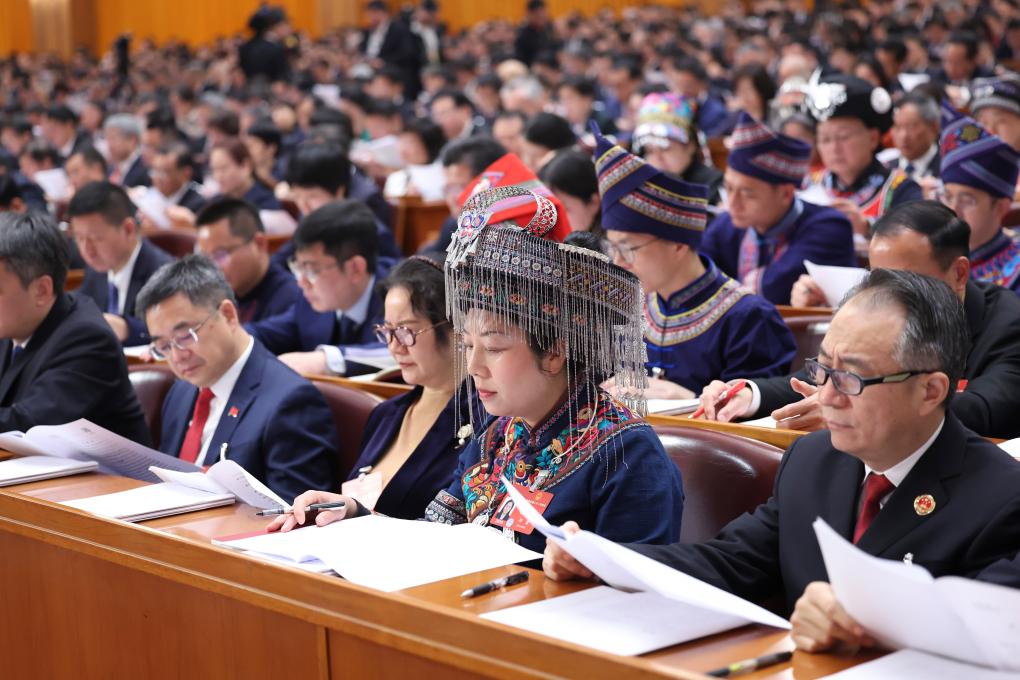 3月5日，第十四屆全國(guó)人民代表大會(huì)第二次會(huì)議在北京人民大會(huì)堂開(kāi)幕。這是代表們?cè)谡J(rèn)真聽(tīng)會(huì)。新華社記者 劉衛(wèi)兵 攝
