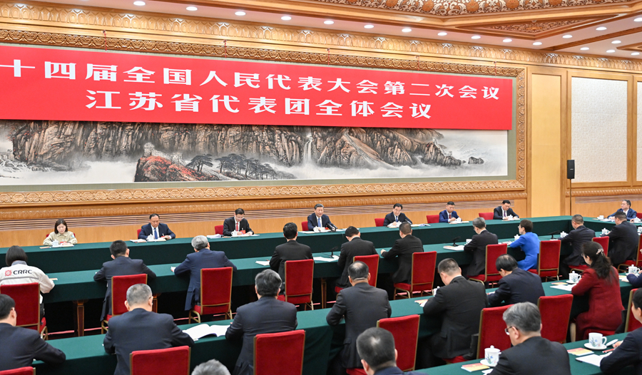 3月5日，中共中央總書記、國家主席、中央軍委主席習(xí)近平參加他所在的十四屆全國人大二次會議江蘇代表團審議。新華社記者 岳月偉 攝
