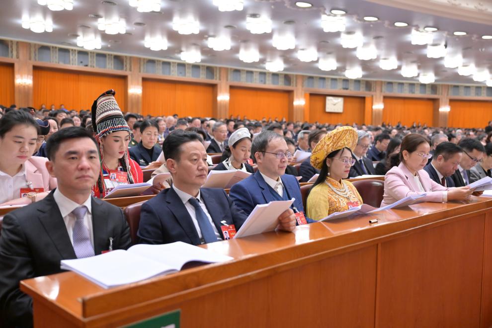 3月7日，全國政協(xié)十四屆二次會(huì)議在北京人民大會(huì)堂舉行第二次全體會(huì)議。這是委員們?cè)谡J(rèn)真聽會(huì)。?新華社記者 高潔 攝