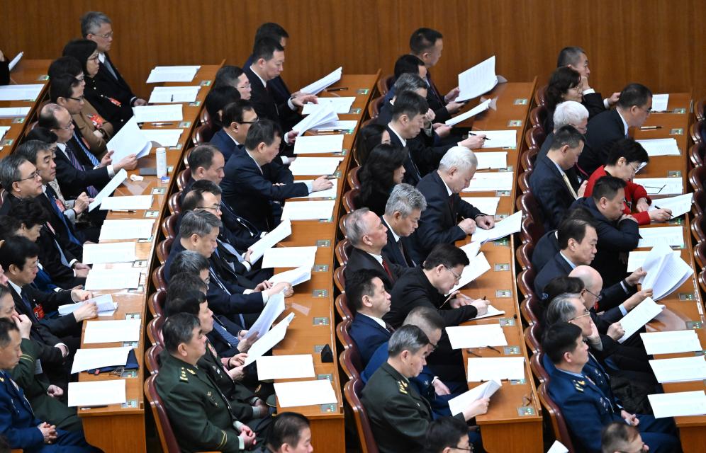 3月7日，全國政協(xié)十四屆二次會(huì)議在北京人民大會(huì)堂舉行第二次全體會(huì)議。這是委員們?cè)谡J(rèn)真聽會(huì)。?新華社記者 陳曄華 攝