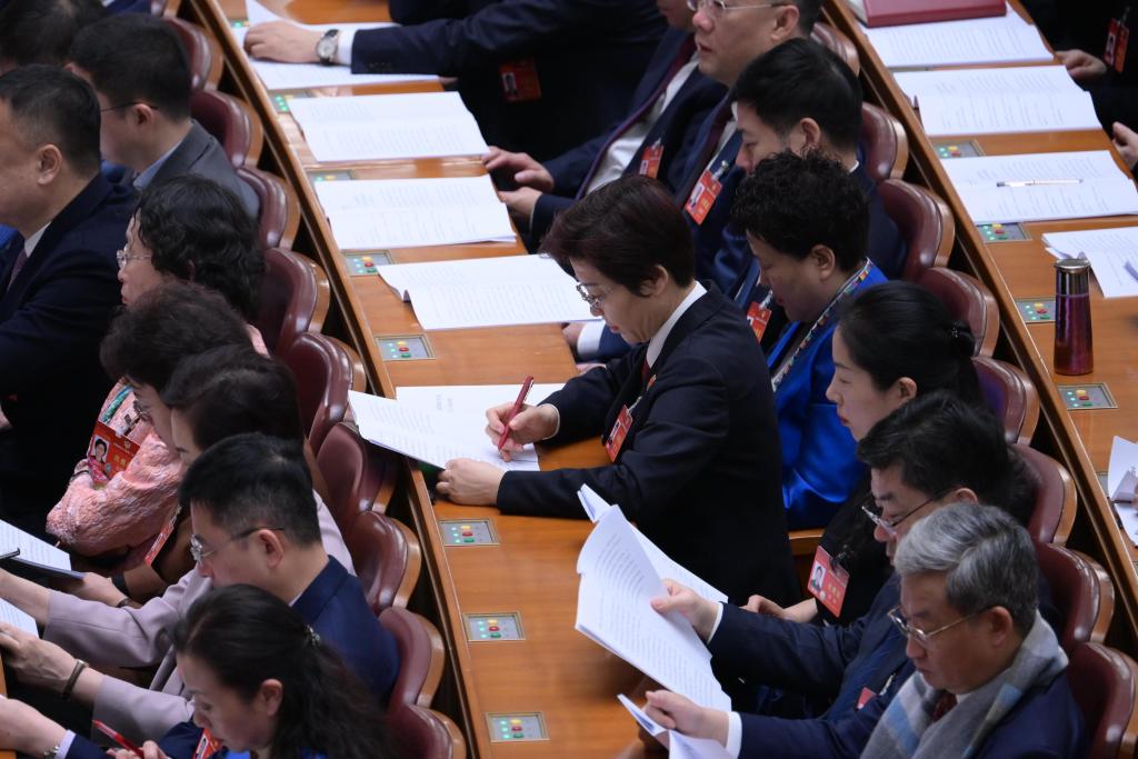 3月7日，全國政協(xié)十四屆二次會(huì)議在北京人民大會(huì)堂舉行第二次全體會(huì)議。這是委員們?cè)谡J(rèn)真聽會(huì)。?新華社記者 李賀 攝
