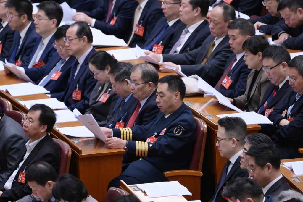 3月7日，全國政協(xié)十四屆二次會(huì)議在北京人民大會(huì)堂舉行第二次全體會(huì)議。這是委員們?cè)谡J(rèn)真聽會(huì)。?新華社記者 李賀 攝
