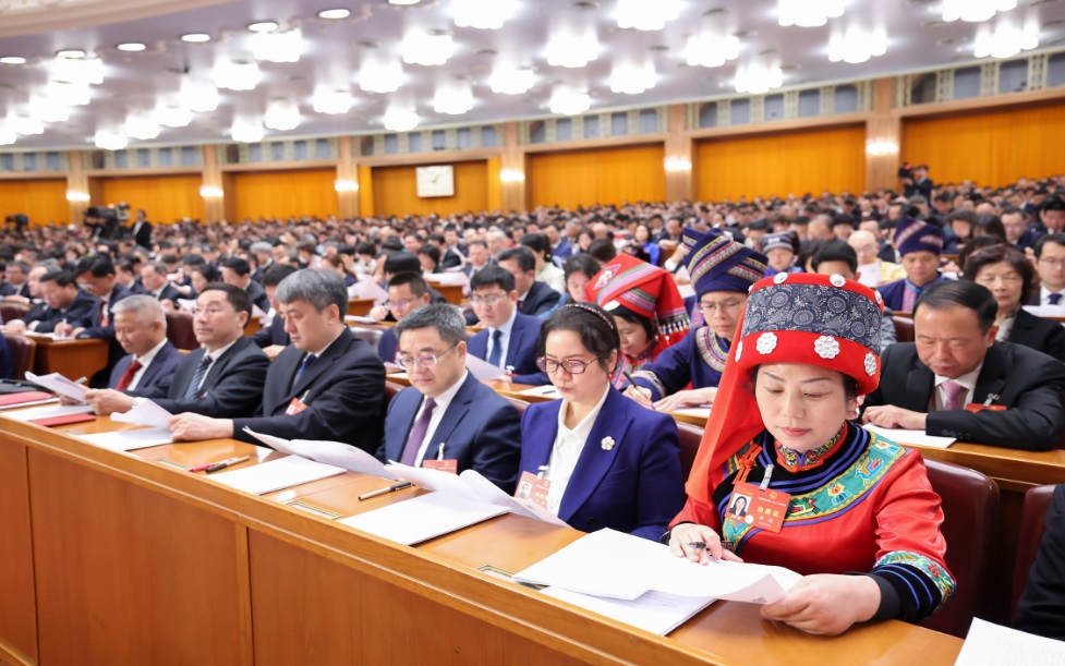 3月8日，十四屆全國人大二次會議在北京人民大會堂舉行第二次全體會議。這是代表們在認(rèn)真聽會。新華社記者 劉衛(wèi)兵 攝