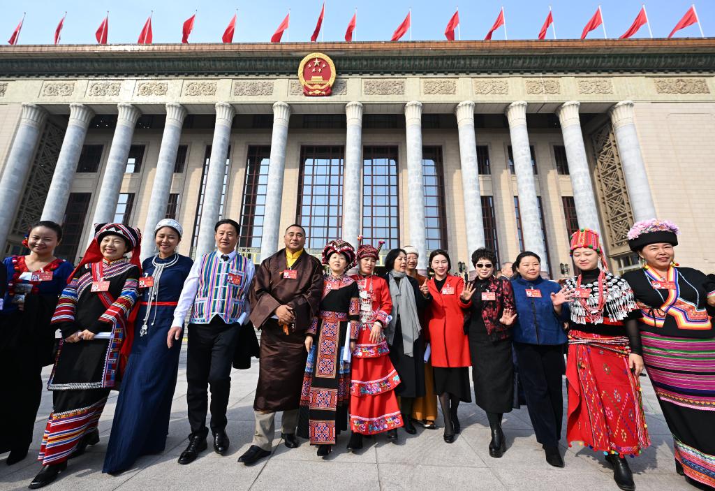 3月10日，中國(guó)人民政治協(xié)商會(huì)議第十四屆全國(guó)委員會(huì)第二次會(huì)議在北京人民大會(huì)堂舉行閉幕會(huì)。這是閉幕會(huì)后，委員們走出人民大會(huì)堂。新華社記者 陳曄華 攝