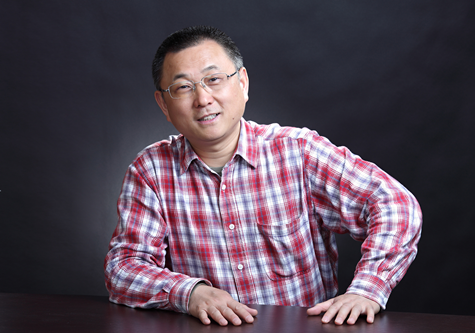 劉醒龍，生于古城黃州，現(xiàn)任中國(guó)作家協(xié)會(huì)小說(shuō)委員會(huì)副主任、湖北省文學(xué)藝術(shù)界聯(lián)合會(huì)名譽(yù)主席。作品獲茅盾文學(xué)獎(jiǎng)、魯迅文學(xué)獎(jiǎng)、老舍散文獎(jiǎng)、豐子愷散文獎(jiǎng)，由其作品改編的電影獲中國(guó)電影金雞獎(jiǎng)、大眾電影百花獎(jiǎng)和中國(guó)電影華表獎(jiǎng)等。主要作品有中篇小說(shuō)《鳳凰琴》《分享艱難》《挑擔(dān)茶葉上北京》、長(zhǎng)篇小說(shuō)《圣天門(mén)口》《天行者》《蟠虺》、長(zhǎng)篇散文《一滴水有多深》等。多部作品被譯成英語(yǔ)、法語(yǔ)、韓語(yǔ)、日語(yǔ)、越南語(yǔ)、印地語(yǔ)、阿拉伯語(yǔ)、波蘭語(yǔ)等語(yǔ)種出版。