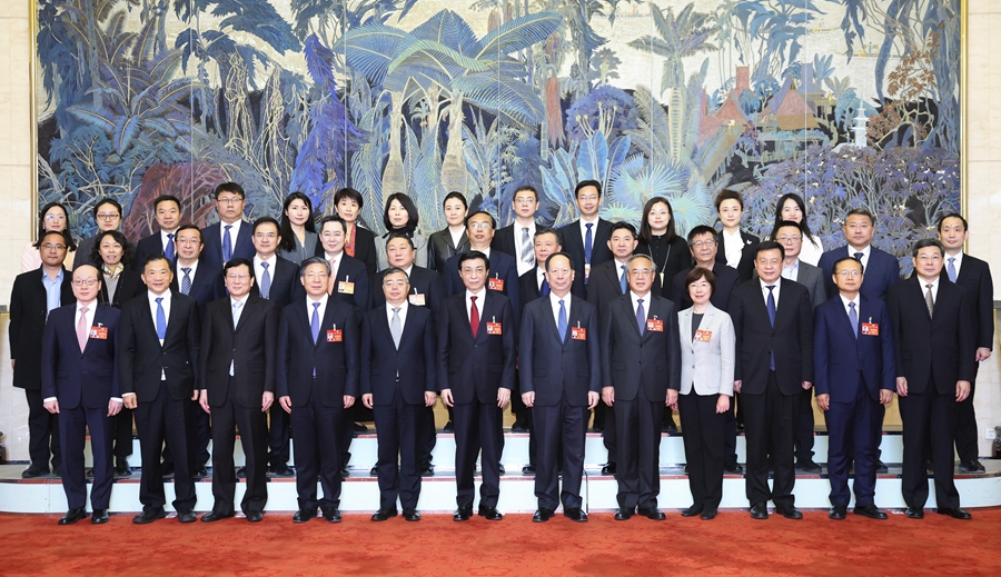 3月10日上午，中共中央政治局常委、全國政協(xié)主席王滬寧在北京人民大會堂看望參加全國政協(xié)十四屆二次會議宣傳報道的新聞工作者代表，代表全國政協(xié)向大家表示誠摯慰問和衷心感謝。新華社記者 黃敬文 攝