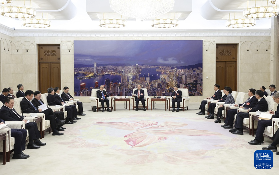 3月11日下午，中共中央政治局常委、全國人大常委會委員長趙樂際在北京人民大會堂看望參加十四屆全國人大二次會議新聞報道的中央主要新聞單位負責同志和新聞工作者，代表大會主席團和全國人大常委會，向參加大會新聞報道的全體新聞工作者表示問候和感謝。新華社記者 姚大偉 攝